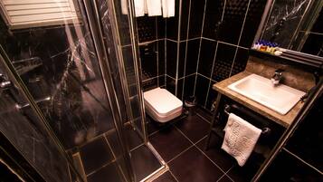 Dusche, Regendusche, kostenlose Toilettenartikel, Haartrockner