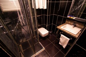 Shower, rainfall showerhead, free toiletries, hair dryer - Maltepe Hotel 2000 (Ankara)