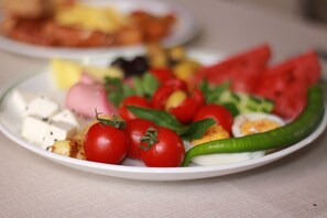 Café da manhã com buffet todos os dias mediante uma taxa