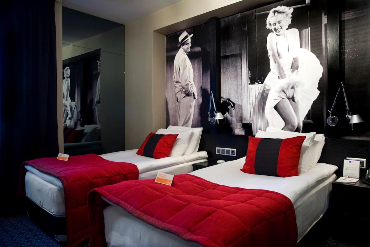 Ropa de cama de alta calidad, minibar y escritorio