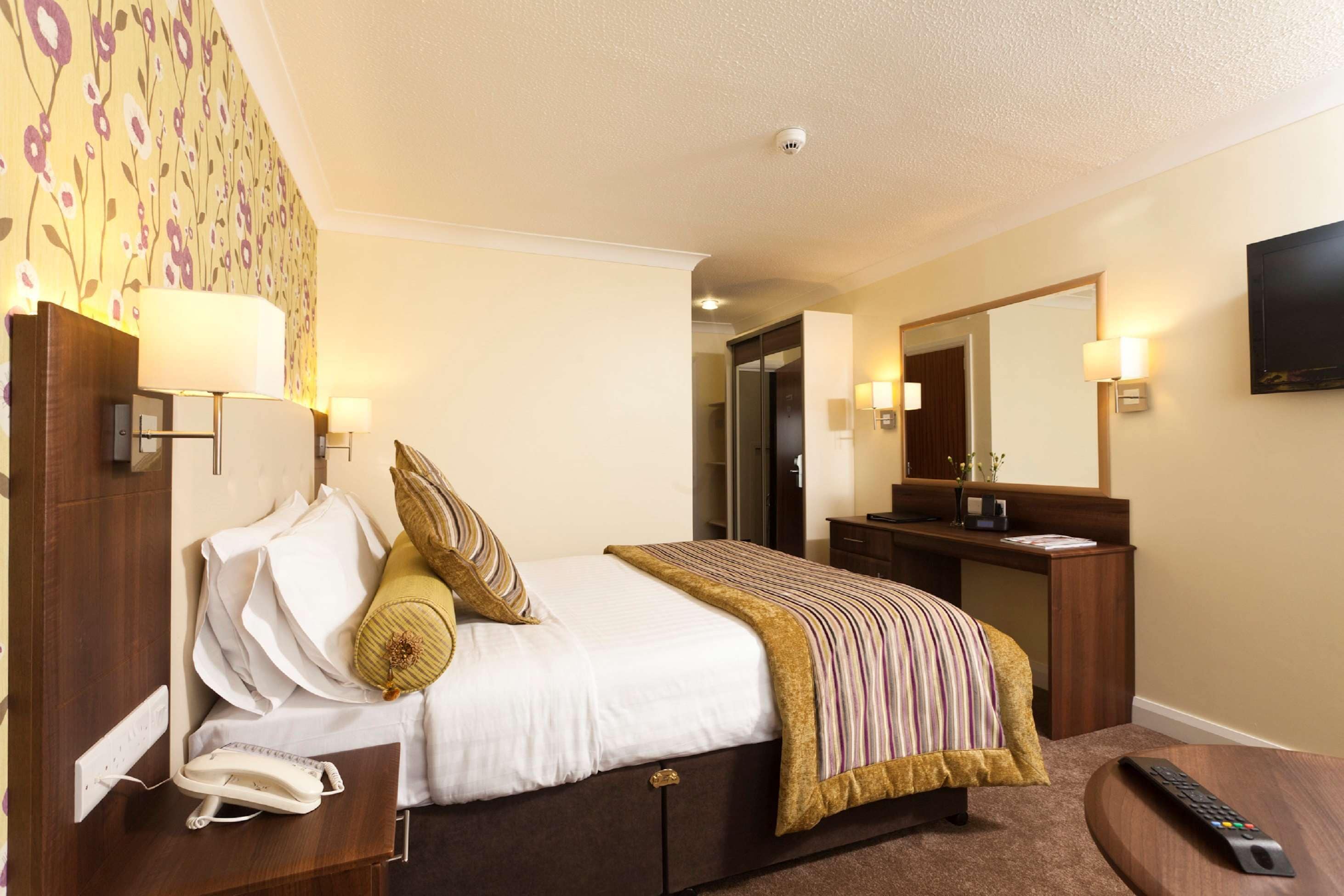 in-room safe, desk, laptop workspace, rollaway beds