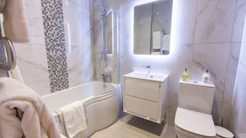 Combined shower/bathtub, free toiletries, hair dryer, towels