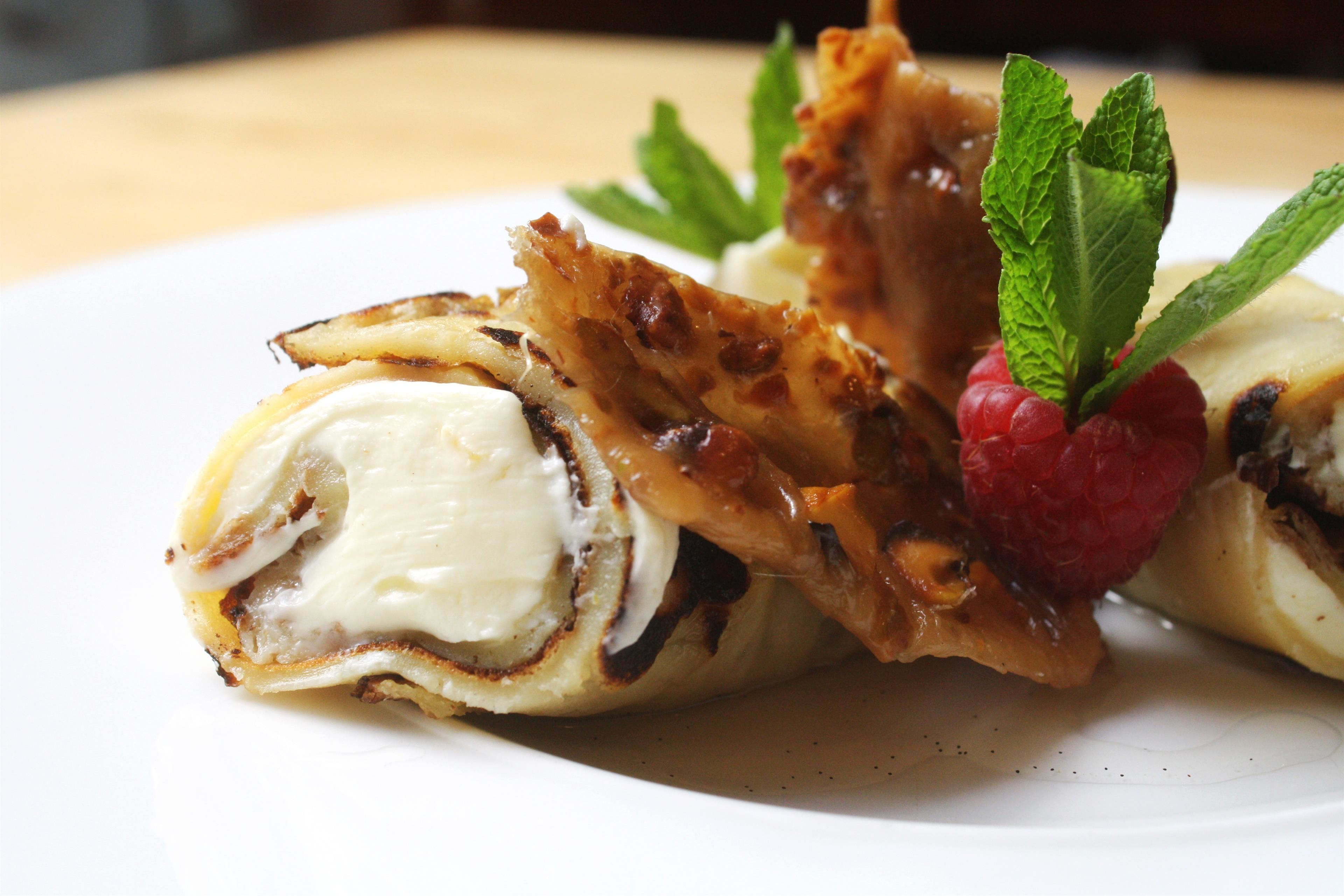 Een dessert met room en fruit op een bord.