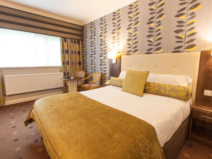 Een kluis op de kamer, een bureau, een laptopwerkplek, extra bedden