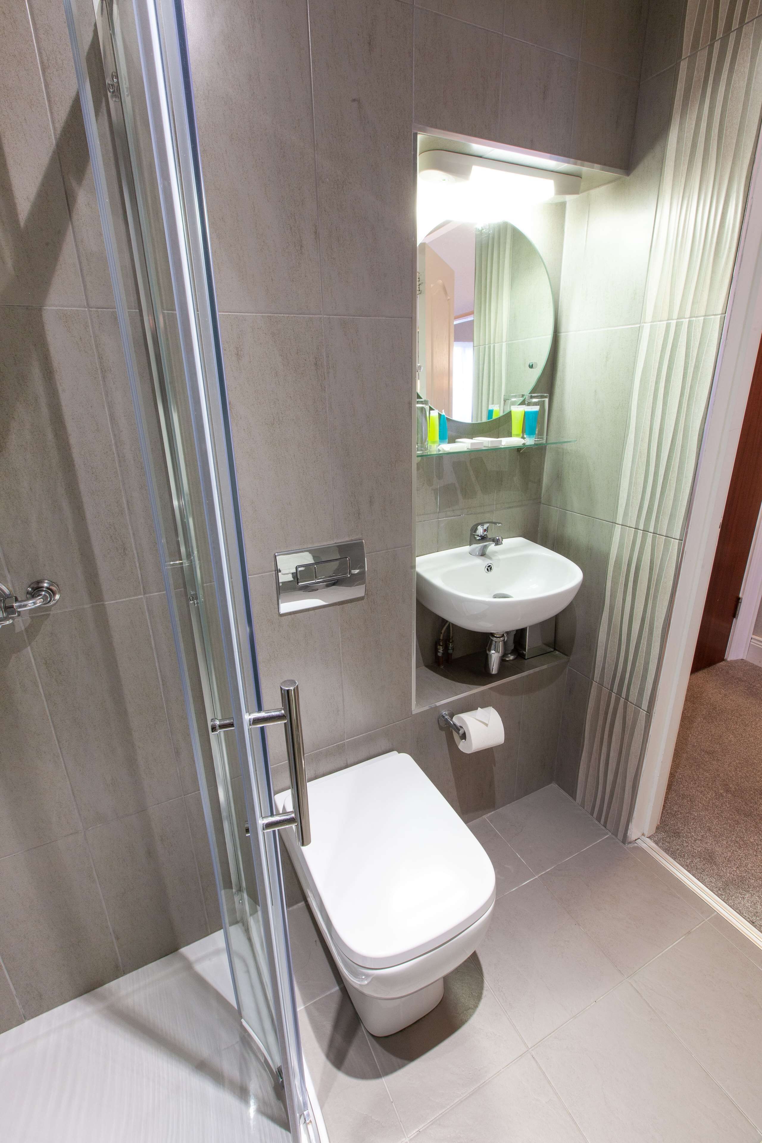 combined shower/bathtub, free toiletries, hair dryer, towels