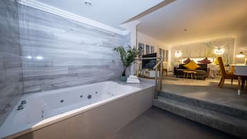 Suite, 1 cama King size, para no fumadores, hidromasaje (Presidential) | Caja de seguridad en la habitación y escritorio