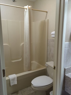 Chambre Standard, 1 trÚs grand lit, non-fumeur | Salle de bain | Ensemble baignoire-douche, séchoir à cheveux