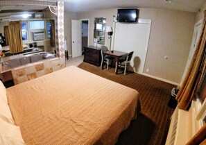 Standard Room, 1 Queen Bed, Non Smoking, Jetted Tub | Iron/ironing board, free WiFi