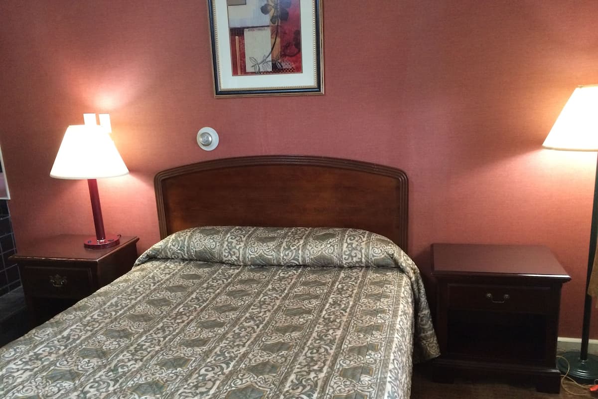 Standard Room, 1 Queen Bed, Non Smoking, Jetted Tub | Iron/ironing board, free WiFi