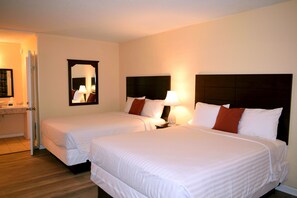 Rom – deluxe, 2 queensize-senger | Blendingsgardiner og wi-fi (inkludert)