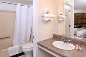 Combined shower/tub, free toiletries, hair dryer, towels