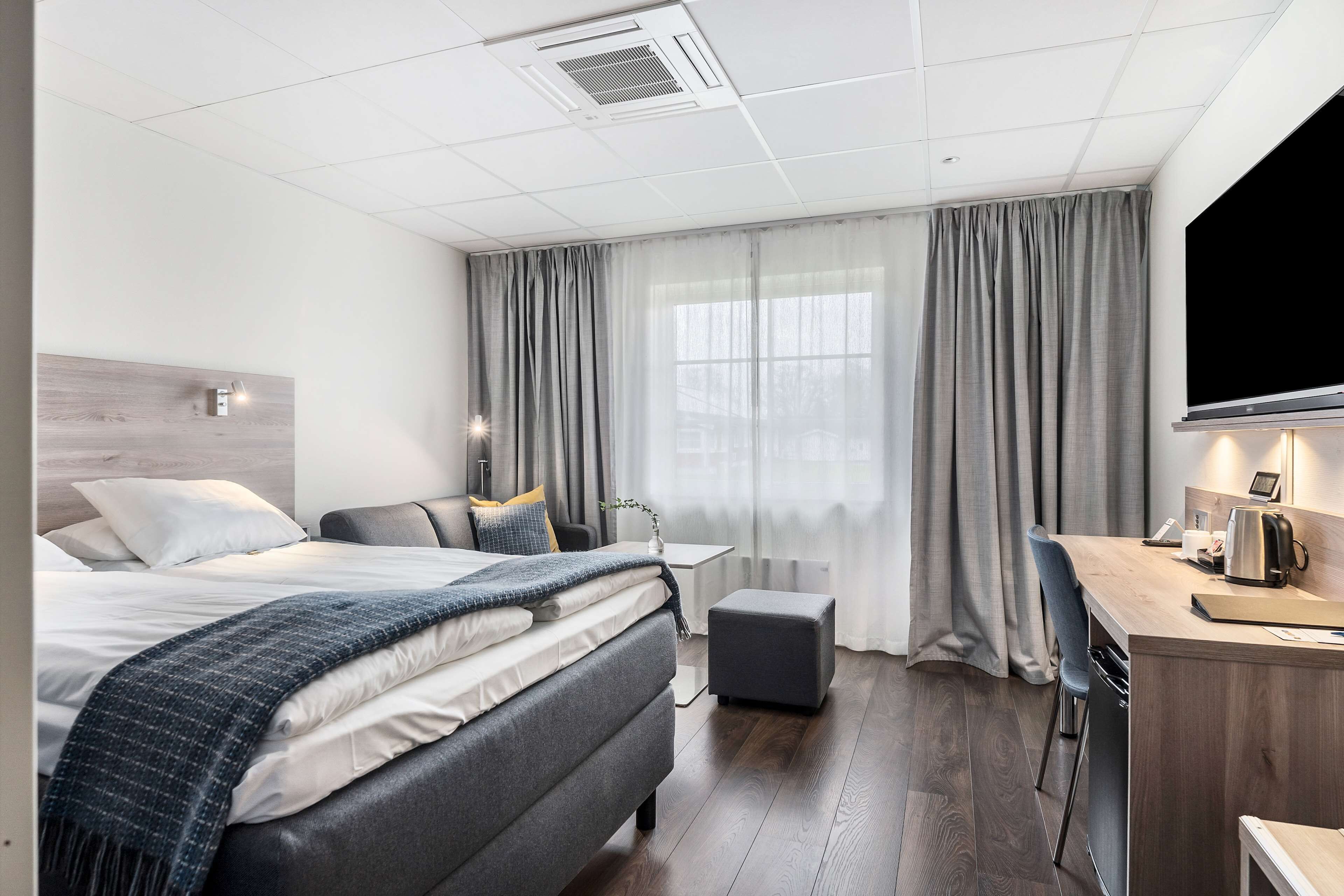 1 bedroom, minibar, desk, laptop workspace