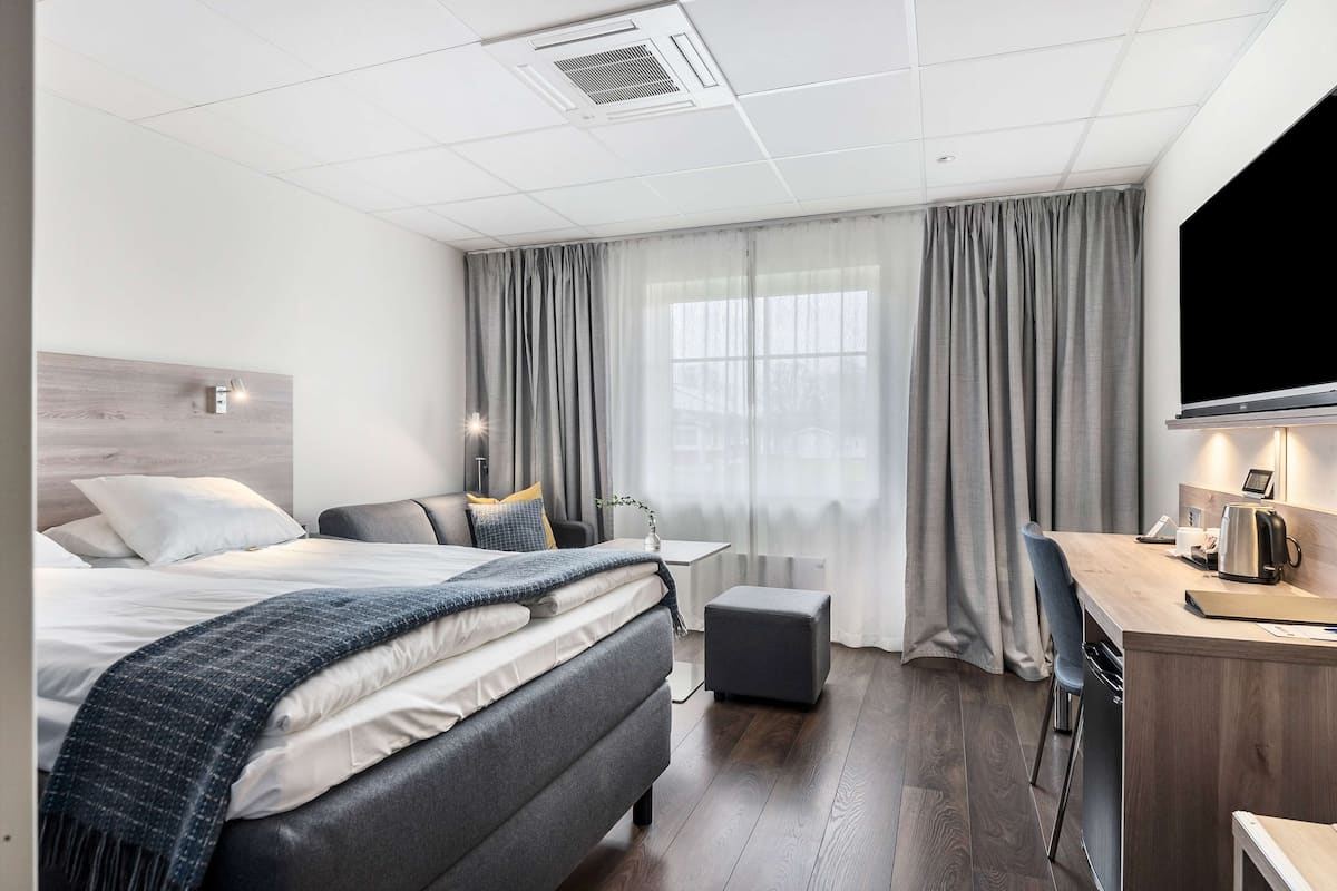 Frigobar, escrivaninha, espaço de trabalho para notebook