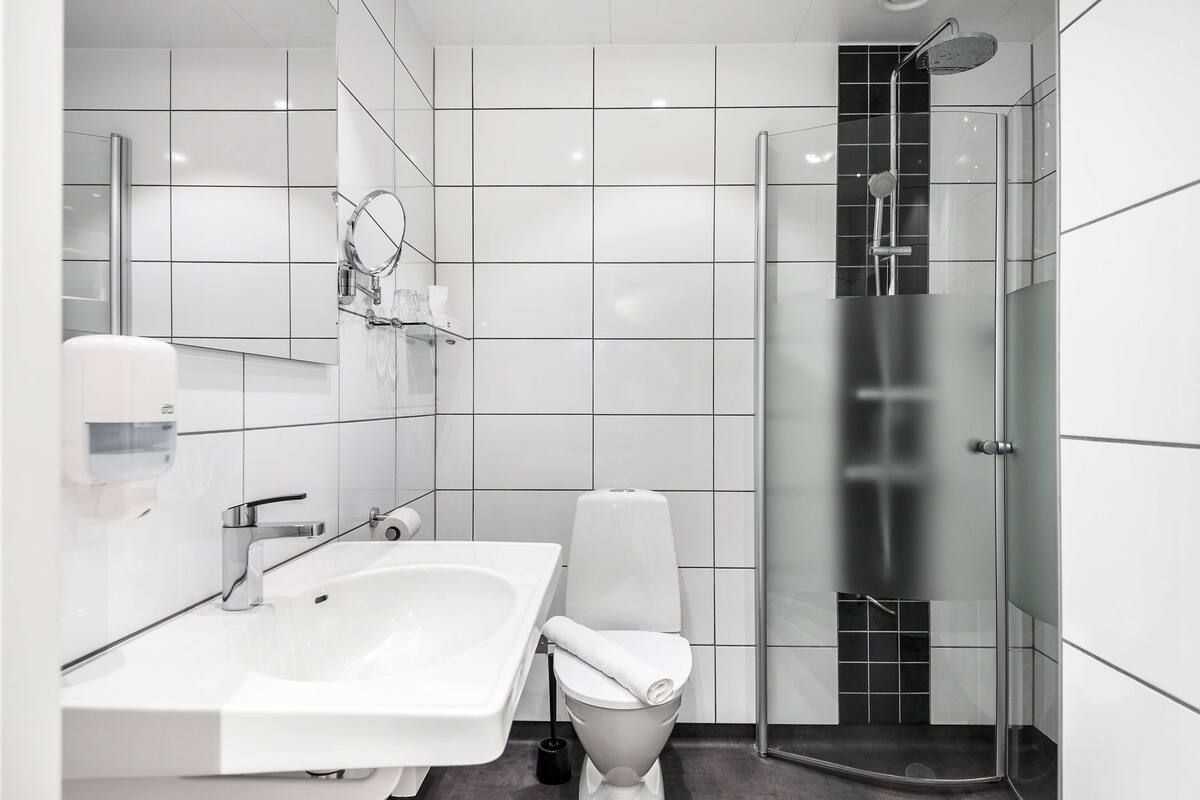 family room, 2 single beds, non smoking | bathroom | hair dryer, towels