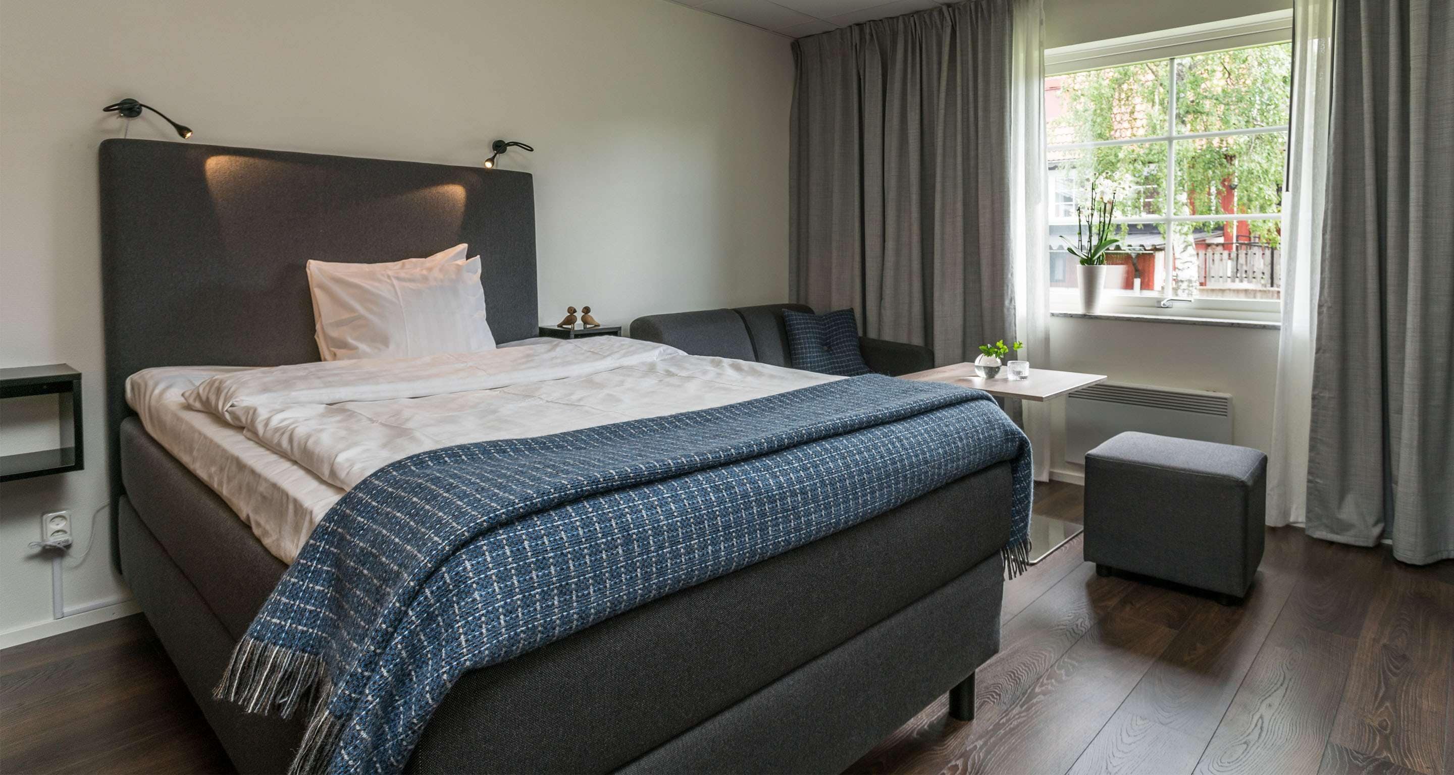 Minibar, skrivbord, arbetsyta för laptop och mörkläggningsgardiner