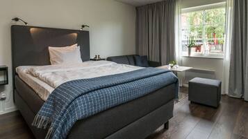 Minibar, skrivbord, arbetsyta för laptop och mörklÀggningsgardiner