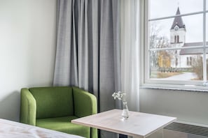 Minibar, escriptori i espai de treball apte per a portàtils