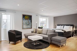 Rom – deluxe, 1 kingsize-seng, ikke-røyk, kjøleskap | Minibar, skrivebord, skrivebord for bærbar PC og blendingsgardiner