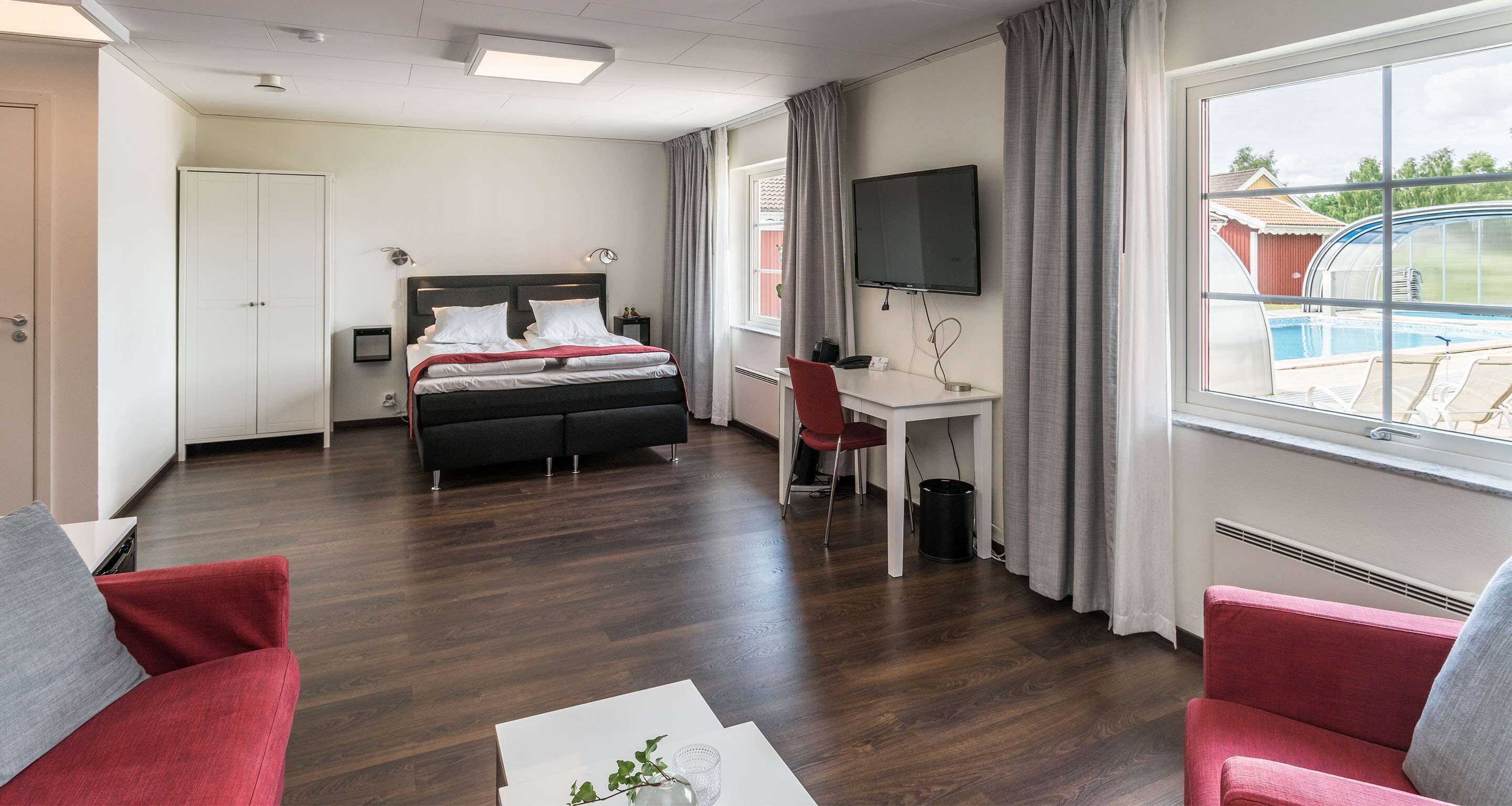 ファミリー ルーム シングルベッド 2 台 禁煙 | ミニバー、デスク、ノートパソコン用作業スペース、遮光カーテン