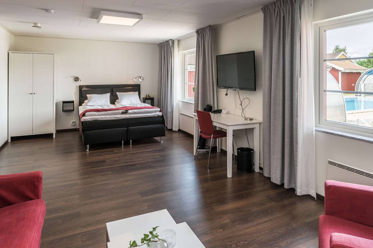 family room, 2 single beds, non smoking | 1 bedroom, minibar, desk, laptop workspace