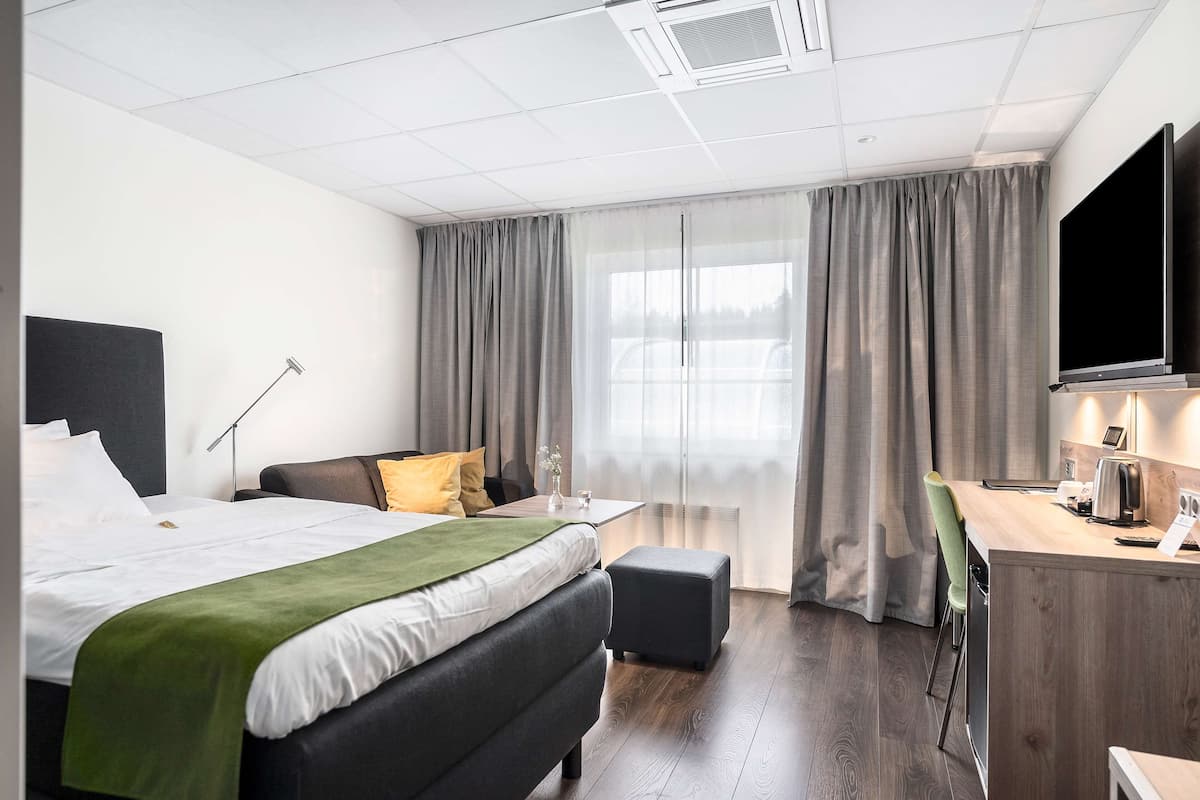 Minibar, desk, laptop workspace, blackout drapes