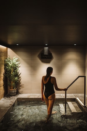 Sauna, hot tub