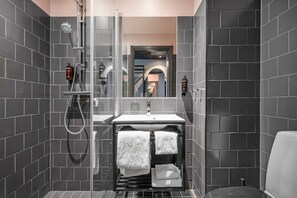 Douche, sèche-cheveux, serviettes fournies