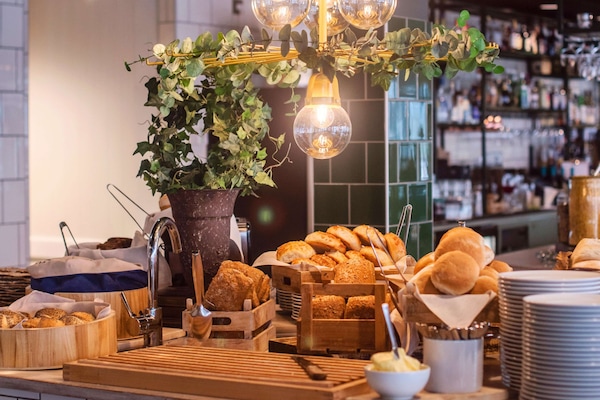 Café da manhã completo grátis todos os dias