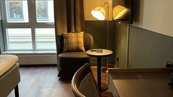Superior tweepersoonskamer | Een kluis op de kamer, individueel gemeubileerd, een bureau