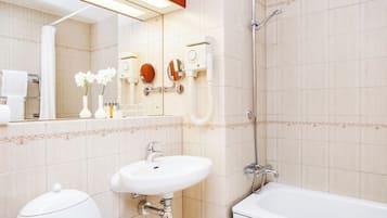 Family Room | Bathroom | Free toiletries, hair dryer, towels