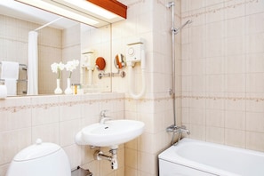 Habitación familiar | Baño | Amenidades de baño gratuitas, secadora de cabello, toallas 