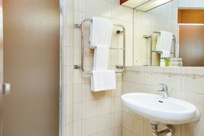 Ilmaiset hygieniatuotteet, hiustenkuivaaja, pyyhkeet