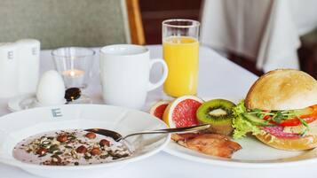 Desayuno completo gratuito y diario