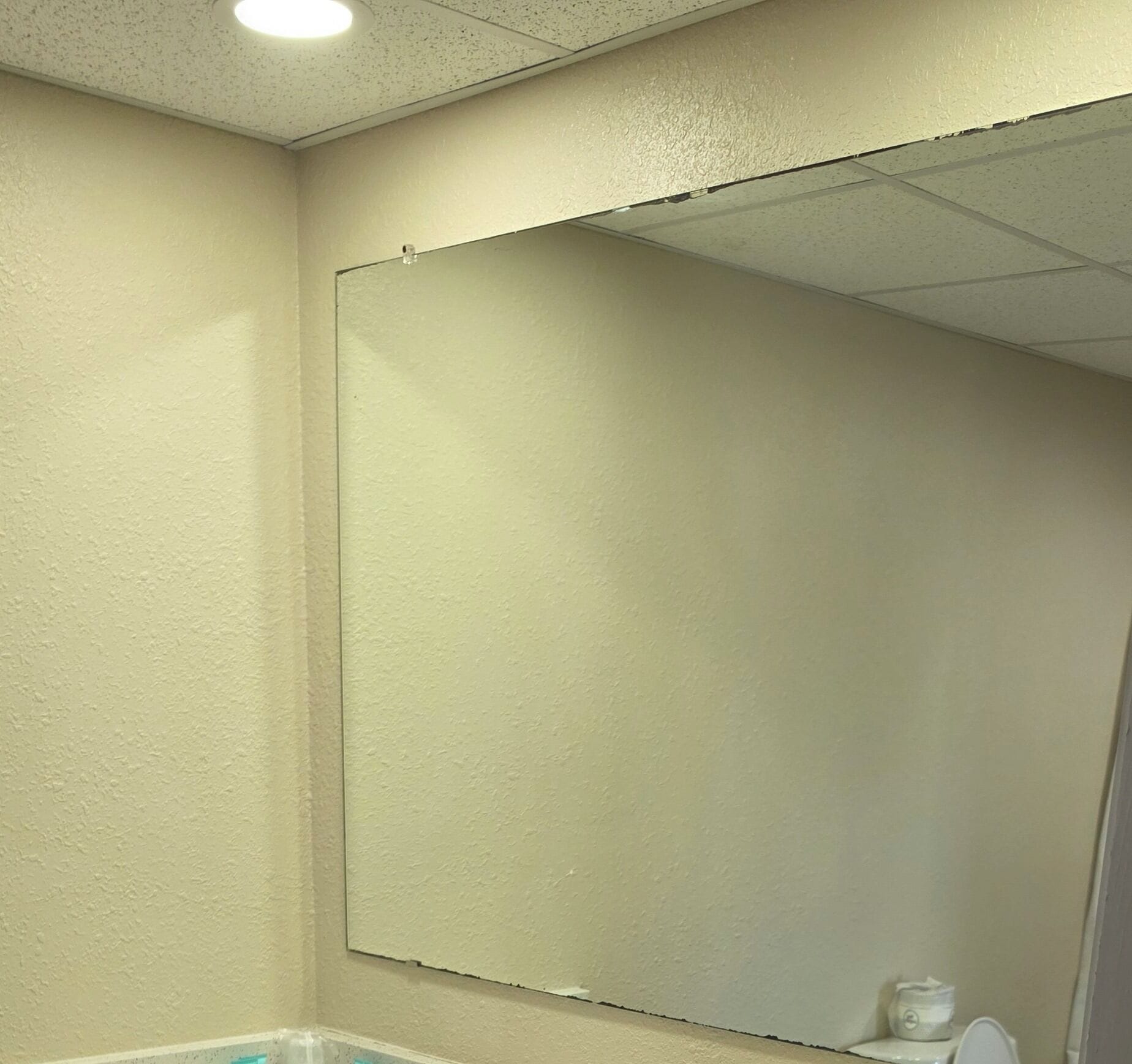 Een bad/douchecombinatie, gratis toiletartikelen, een haardroger