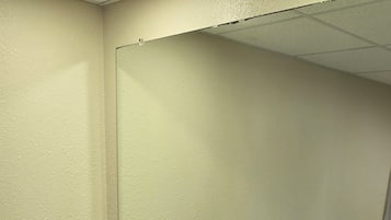 Een bad/douchecombinatie, gratis toiletartikelen, een haardroger