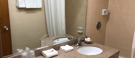 Standard Room, 1 Queen Bed, Non Smoking | Bathroom