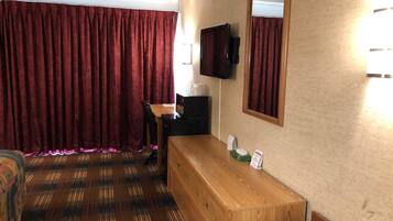 Standard Room, 1 Queen Bed, Non Smoking | Living area