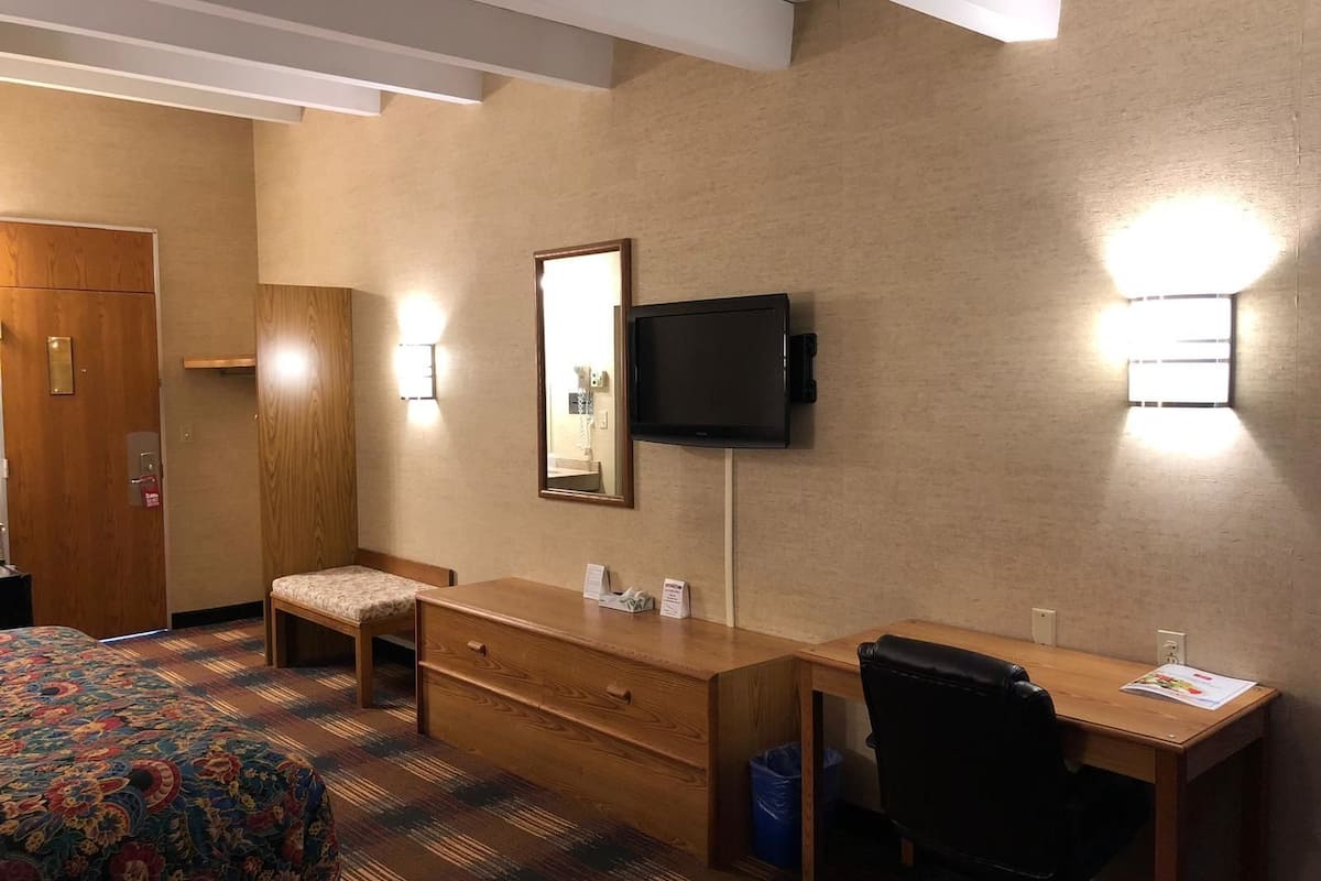 standard room, 1 king bed | free wifi, bed sheets