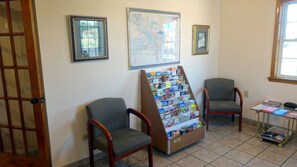 Lobby sitting area - Red Carpet Inn North Syracuse (North Syracuse)