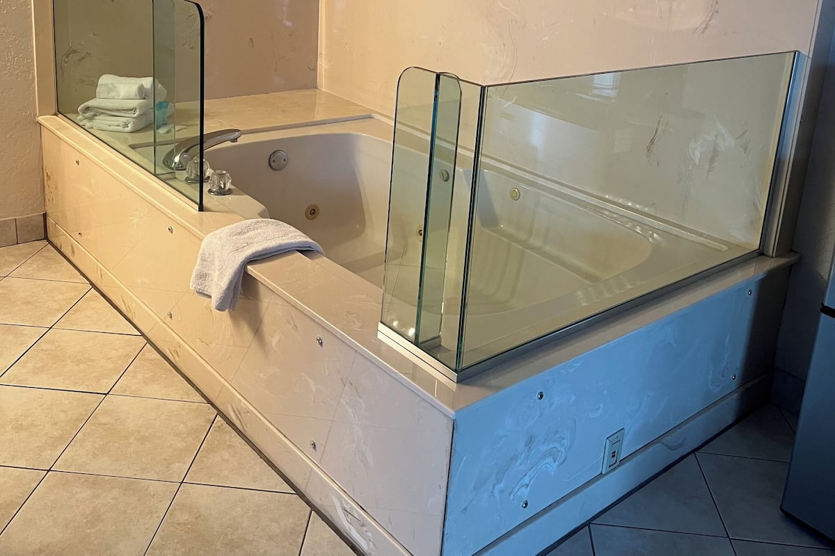 Single Room | Bathroom | Combined shower/bathtub, hair dryer, towels