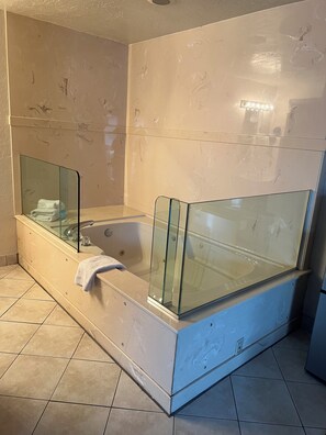 King Room with Jacuzzi Suite | Bad | Kombinert dusj/badekar, hårføner og håndklær
