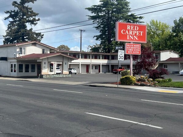 A Red Carpet Inn with a sign indicating a speed limit of 30 mph. - Red Carpet Inn Medford (Medford)