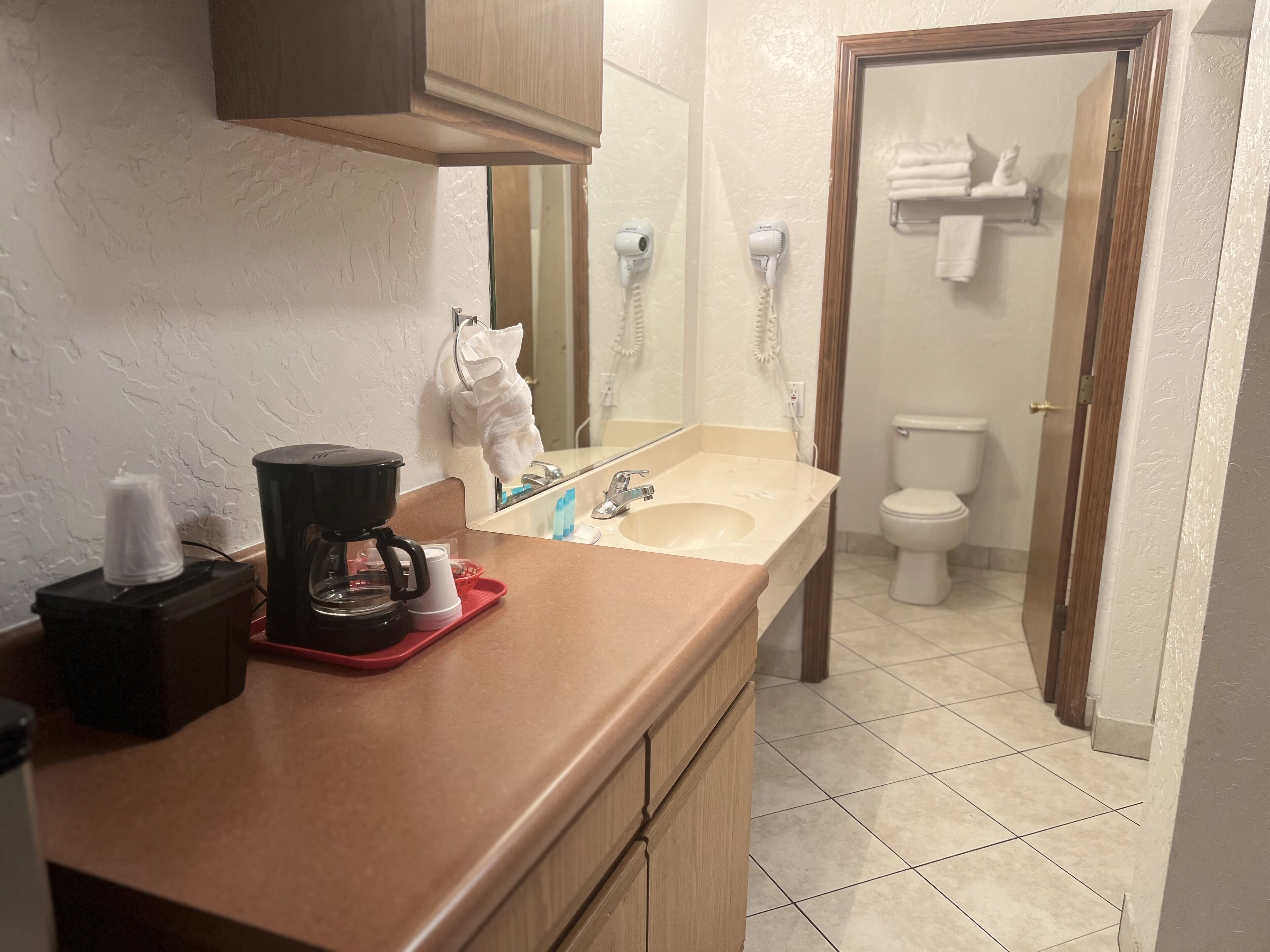 标准房, 2 张大床, 无烟房 | 浴室 | 淋浴/盆浴组合、吹风机、毛巾