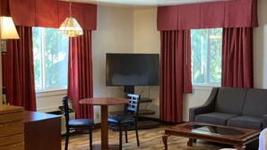 Phòng Tiêu chuẩn, 2 giường cỡ queen, không hút thuốc | Nệm có lớp đệm bông, bàn, bàn ủi/dụng cụ ủi quần áo 