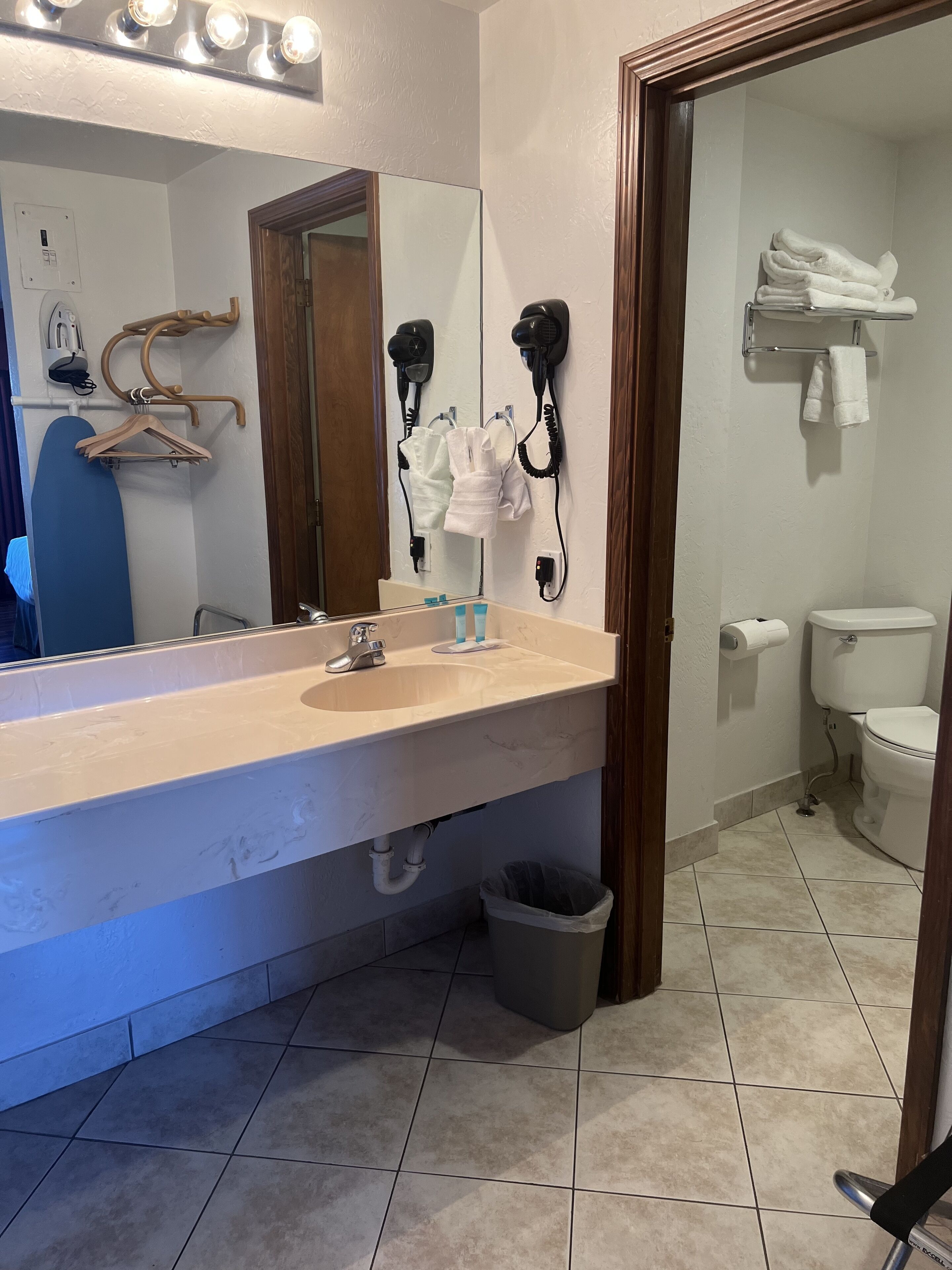 Combined shower/bathtub, hair dryer, towels