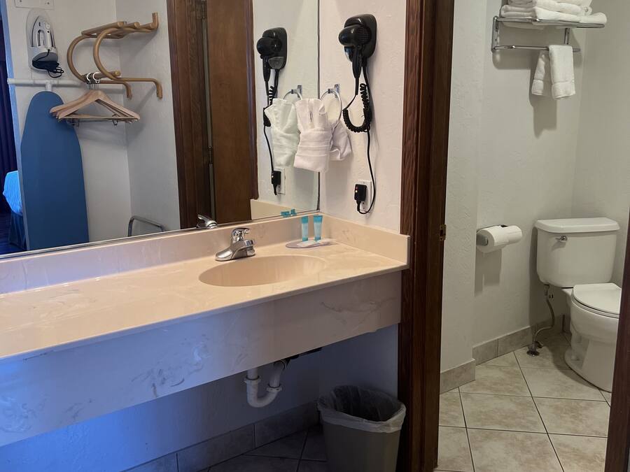 Combined shower/bathtub, hair dryer, towels