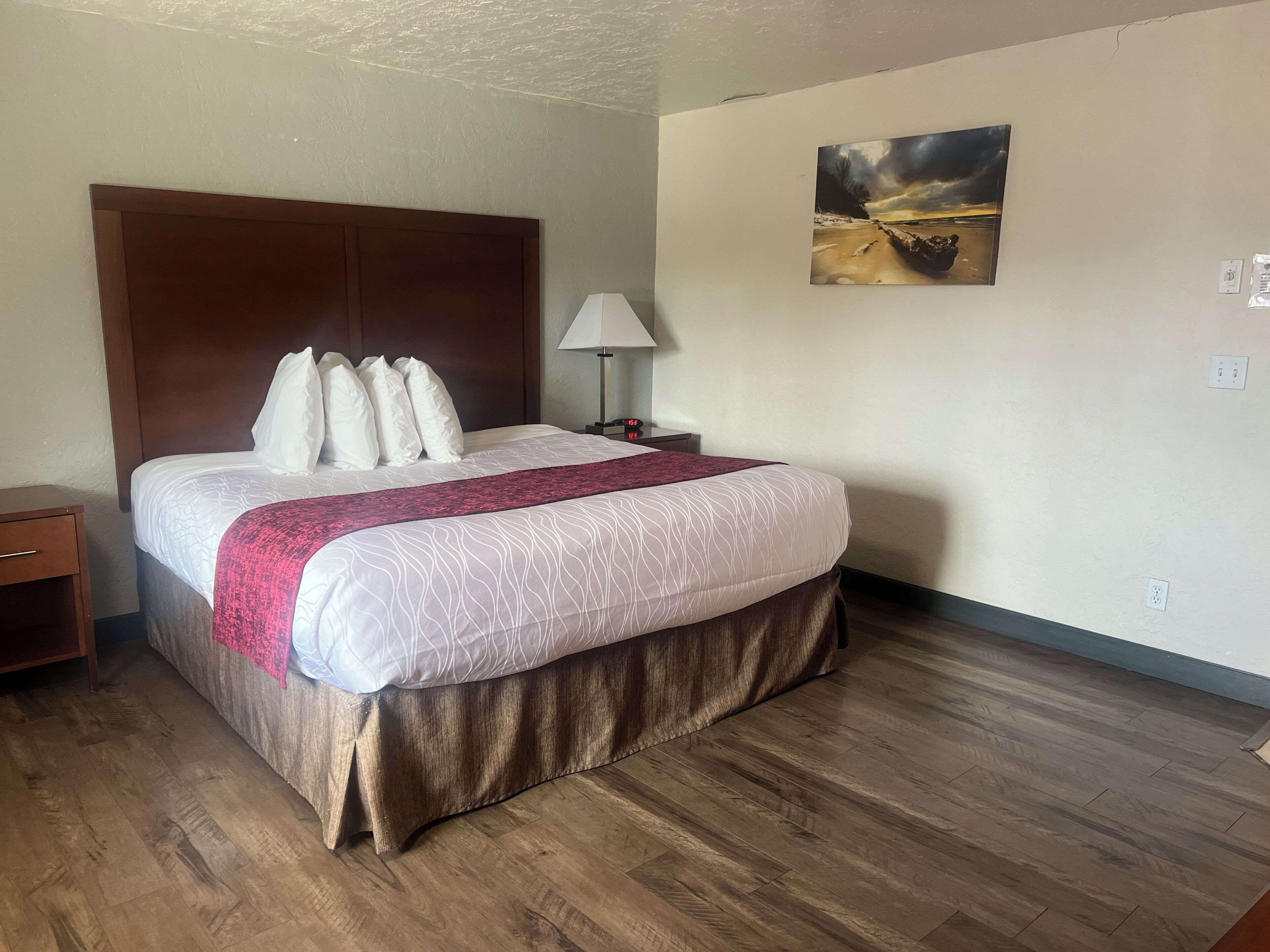 King Room with Jacuzzi Suite | Senger med overmadrass, skrivebord og strykejern/-brett