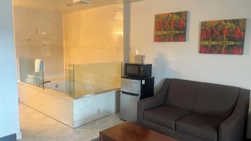 King Room with Jacuzzi Suite | Badkamer | Een bad/douchecombinatie, een haardroger, handdoeken
