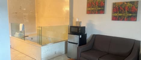 King Room with Jacuzzi Suite | Bathroom | Combined shower/tub, hair dryer, towels