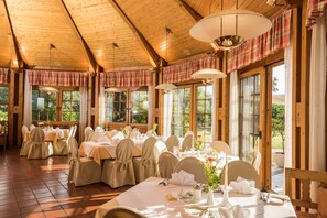 Breakfast, dinner served; international cuisine, garden views 